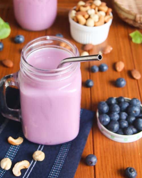 https://www.healthifyme.com/blog/wp-content/uploads/2019/12/Blueberry-cashewnut-shake-1.jpg