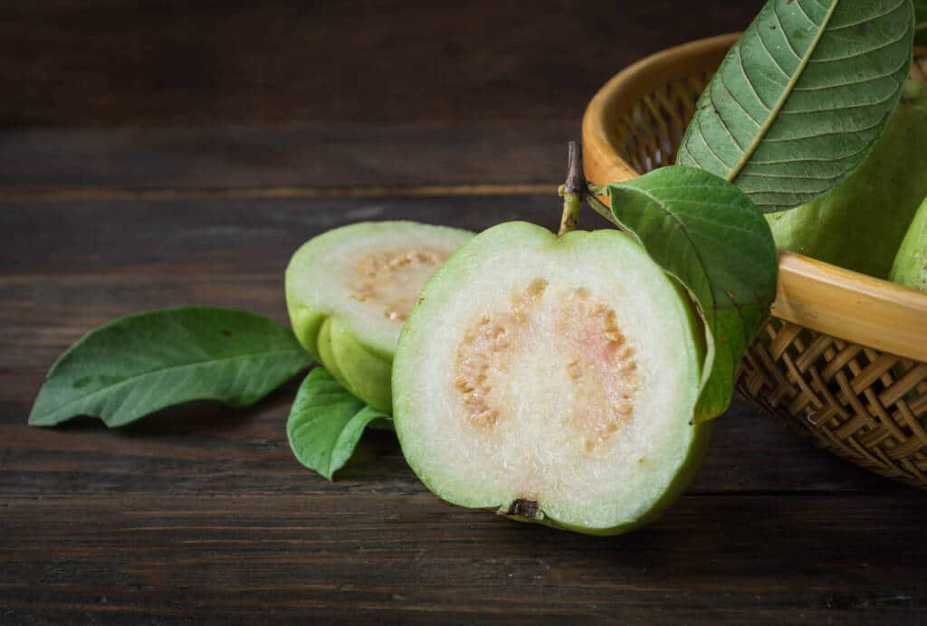 is-guava-good-for-weight-loss-here-s-what-research-says-healthifyme